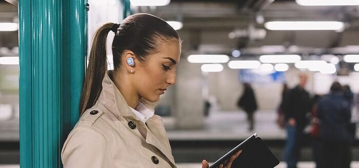 JBL Free X Truly wireless in-ear headphones_White_lifestyle_-1.jpg?itok=VXY1WUgT